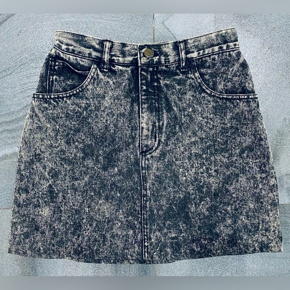 Vintage Guess Women's Black Acid Wash Denim Mini Skirt Size 30 - Picture 3 of 6